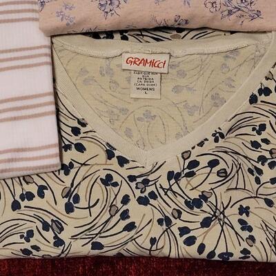 Lot 1189: (4) Ladies Short Sleeve Tops