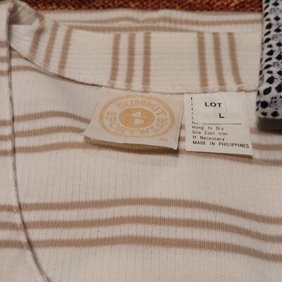 Lot 1189: (4) Ladies Short Sleeve Tops