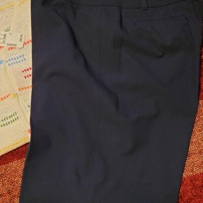 Lot 1194: New Ladies Short Sleeve Sweater & Pants