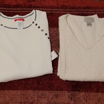Lot 1196: (2) Ladies Sweaters 