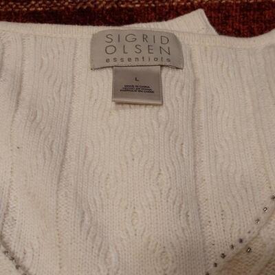 Lot 1196: (2) Ladies Sweaters 