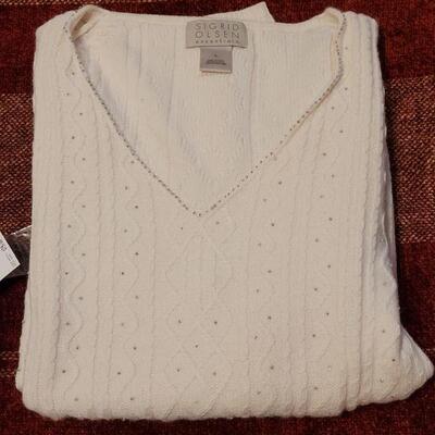 Lot 1196: (2) Ladies Sweaters 
