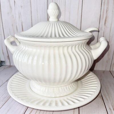 LOT 196  VINTAGE KITCHEN GROUP TUREEN DOMED MARBLE PLATE SHELL SHAPE SERVER 