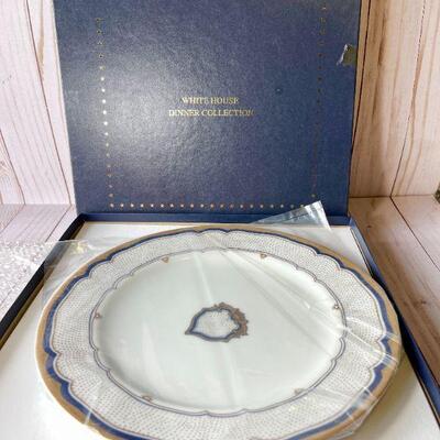 LOT 201  WHITE HOUSE DINNER COLLECTION FRANKLIN PIERCE PATTERN BOX & PAPERWORK WOODMERE CHINA