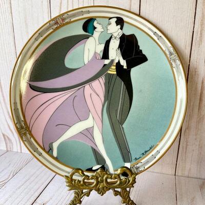 LOT  206  FASHION COLLECTOR PLATES ART DECO VILLEROY & BOCH PAINTED PURPLE/GOLD GLASS VASE