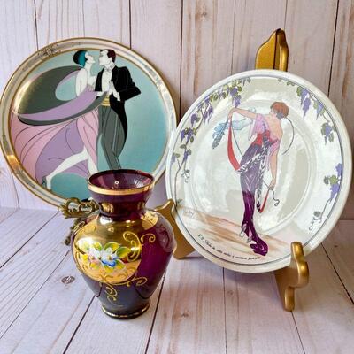 LOT  206  FASHION COLLECTOR PLATES ART DECO VILLEROY & BOCH PAINTED PURPLE/GOLD GLASS VASE