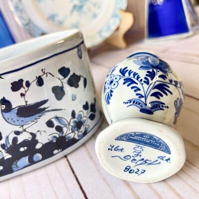 LOT 207  VINTAGE GROUP OF DECORATIVE ITEMS IN BLUE DELFT