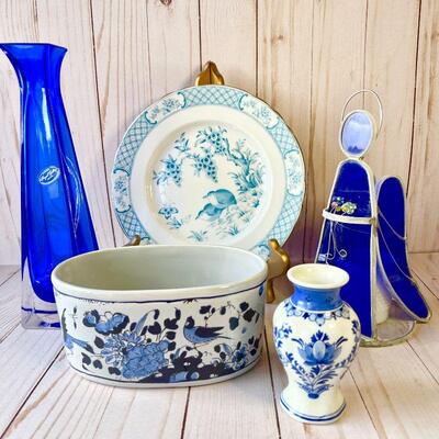 LOT 207  VINTAGE GROUP OF DECORATIVE ITEMS IN BLUE DELFT