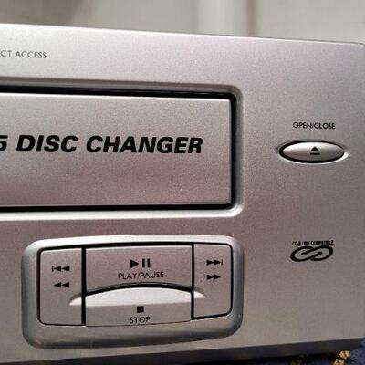 Lot 1226: Vintage RCA RP8078 Mp3 5 Disc Changer 