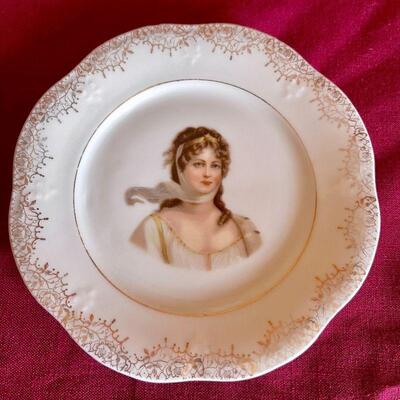 LOT 218  ANTIQUE PAINTED CHINA PLATES & FLUE COVER 