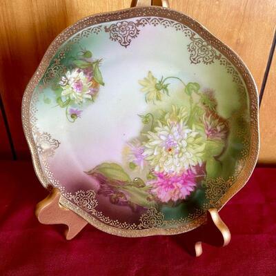 LOT 218  ANTIQUE PAINTED CHINA PLATES & FLUE COVER 