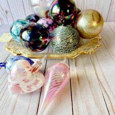 LOT 225  GROUP OF ART GLASS ORNAMENTS IRIDESCENT PURPLE PINK BLUE & DIVIDED DISH PLATTER