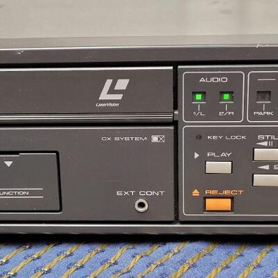 Lot 1240: Vintage LASERDISC Player - Player Won't Eject Tray...
