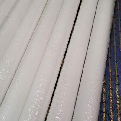 Lot 1253: (8) New Residential 40 Watt Fluorescent Tube Lights