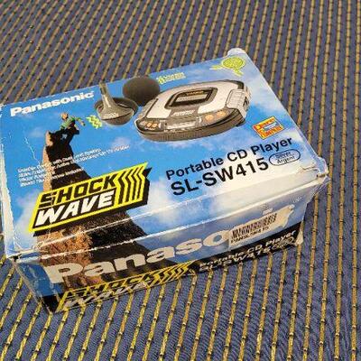Lot 1264: Vintage PANASONIC Shock Wave Portable CD Player SL-SW415