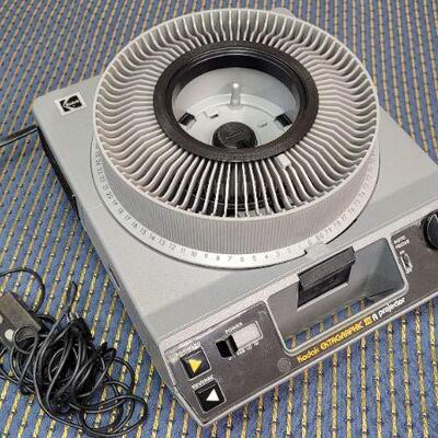 Lot 1266: Vintage KODAK Projector w/ Remote (needs bulb)