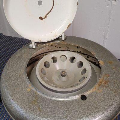 Lot 1270: Vintage International Clinical Centrifuge (needs rewire)