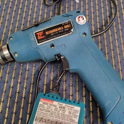 Lot 1277: Vintage Rechargeable Drill w/ MAKITA FAST CHARGER AND BATTERY Tested A+