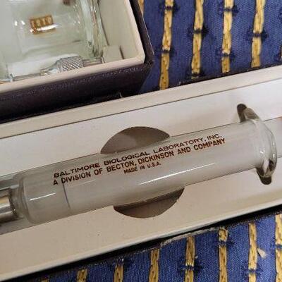 LOT 1291: Assorted Vintage Medical Syringes 
