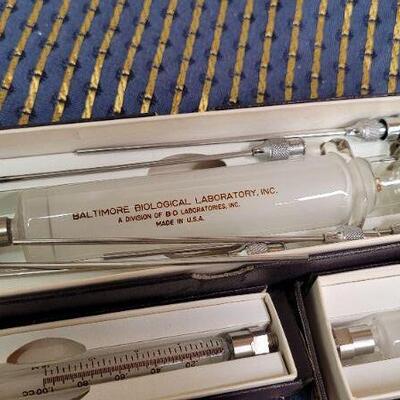 LOT 1291: Assorted Vintage Medical Syringes 