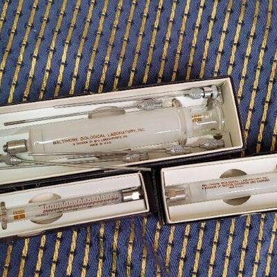 LOT 1291: Assorted Vintage Medical Syringes 
