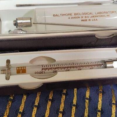 LOT 1291: Assorted Vintage Medical Syringes 