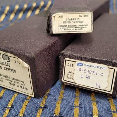 LOT 1291: Assorted Vintage Medical Syringes 
