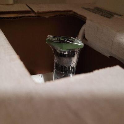 Lot 1369: New in Box Large Du Pint FREON 12 Canister 