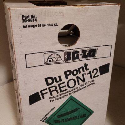 Lot 1369: New in Box Large Du Pint FREON 12 Canister 
