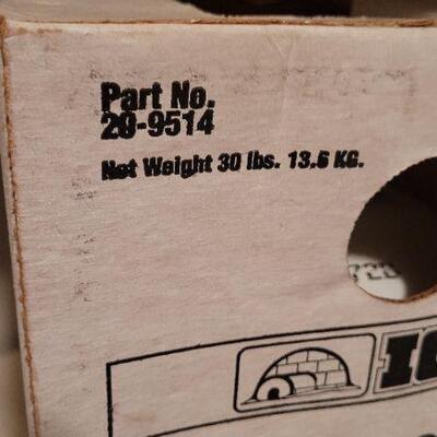 Lot 1369: New in Box Large Du Pint FREON 12 Canister 