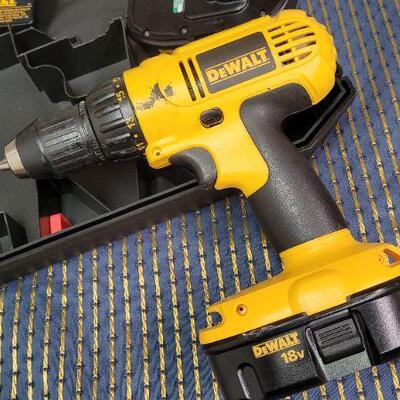 Lot 1372: DEWALT 18v Cordless Drill w 2 Batteries and Charger + Case TESTED A+
