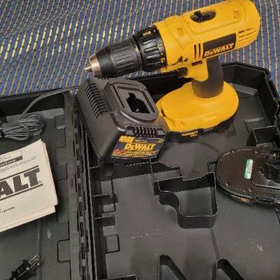 Lot 1372: DEWALT 18v Cordless Drill w 2 Batteries and Charger + Case TESTED A+