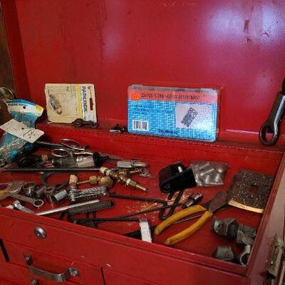 Lot 1389: Large Vintage Toolbox w/ Assorted Tools Included. 