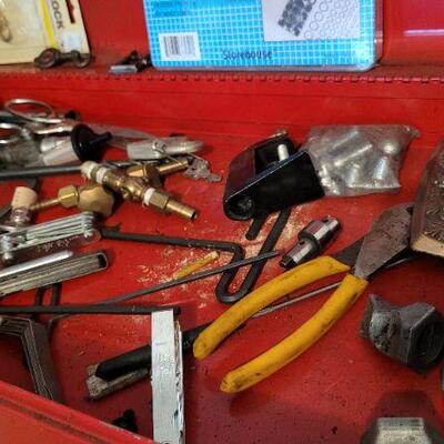 Lot 1389: Large Vintage Toolbox w/ Assorted Tools Included. 