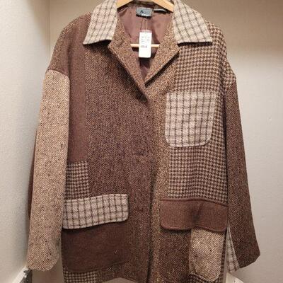 Lot 1394: New with Tags LizWear Jacket