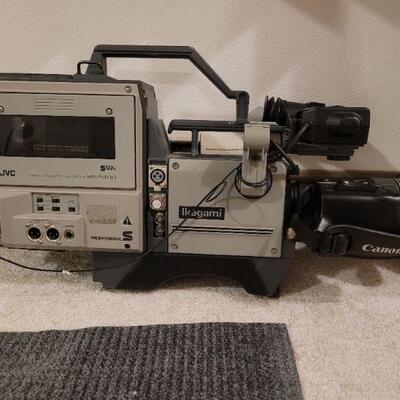 Lot 1408: Vintage Ikegami HC-240A