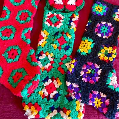 LOT 239  VINTAGE GROUP OF KNIT CHRISTMAS STOCKINGS & TREE SKIRT