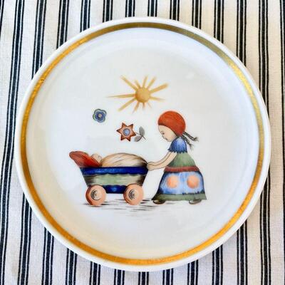 LOT 242  GOEBAL WOODEN ANGEL & TINY PLATE WATERFORD MILLENNIUM ANGE VASE w/DOG