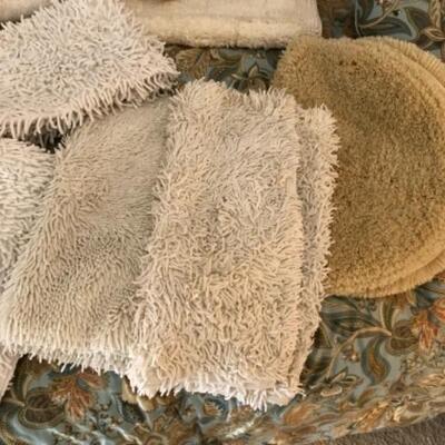 Lot 16. Ten bath mats (cream and white) (assorted sizes) (some new)--WAS $30â€“NOW $15