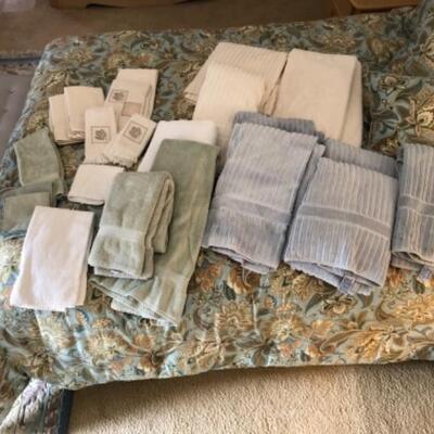 Lot 17. 12 new bath towels, 3 hand and 4 wash--WAS $55â€“NOW $27.50