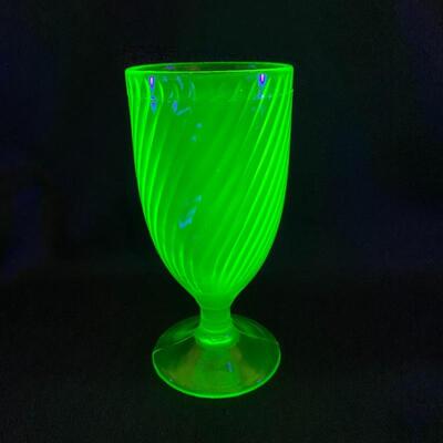 .137. VINTAGE | Footed Spiral Tumblers | Anchor Hocking
