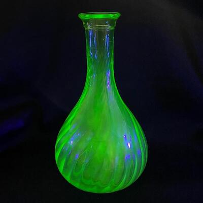 .138. VINTAGE | Spiral Vase | Anchor Hocking