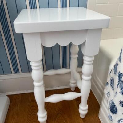 C278 White Cottage Style Table 