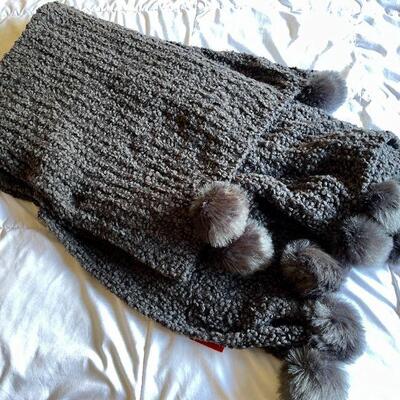 LOT 252  LARGE KNITTED THROW FUR BALL TRIM 