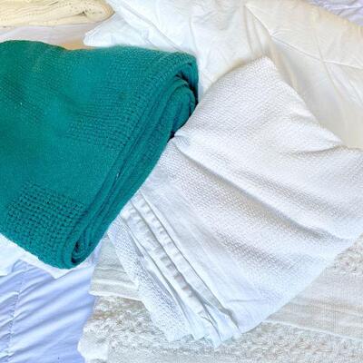 LOT 253  KING SIZE POLY FILL COMFORTER & 5 KING SIZE SUMMER BLANKETS 