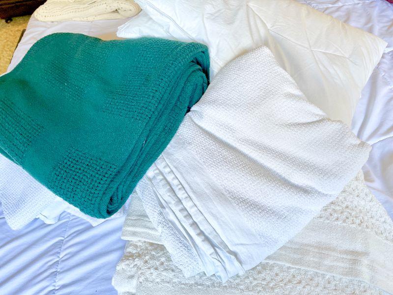 LOT 253 KING SIZE POLY FILL COMFORTER & 5 KING SIZE SUMMER BLANKETS