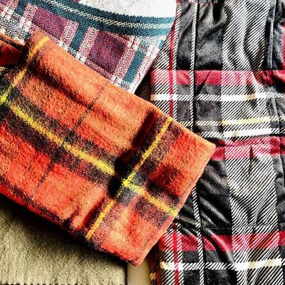 LOT 255  GROUP OF PLAID! WEIGHTED THROW STADIUM BLANKET PLUS 2 THROWS