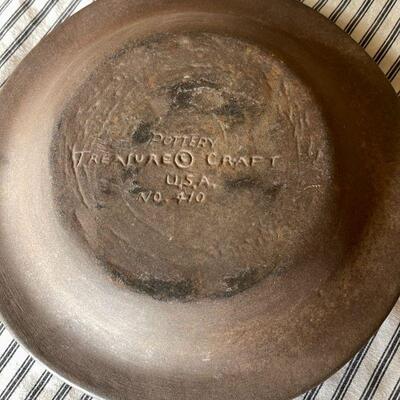 LOT 260  SIGNED STUDIO POTTERY + 2 TREASURE CRAFT POTTERY ASH TRAYS