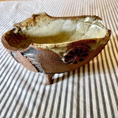 LOT 260  SIGNED STUDIO POTTERY + 2 TREASURE CRAFT POTTERY ASH TRAYS
