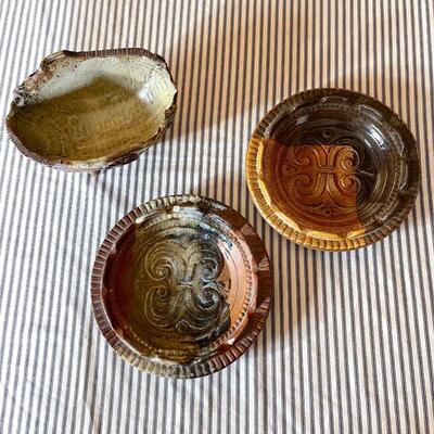 LOT 260  SIGNED STUDIO POTTERY + 2 TREASURE CRAFT POTTERY ASH TRAYS